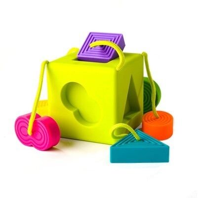 Cubo verde em silicone com diversas formas geométricas coloridas para encaixar.