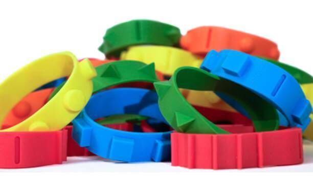 Bandas flexíveis amarelas, verdes, rosa escuro, azul e cor-de-laranja